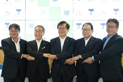 左から、宮岡三重大学教育学部長、松尾機構長、伊藤三重大学長、吉田学長、坂本教育学部長