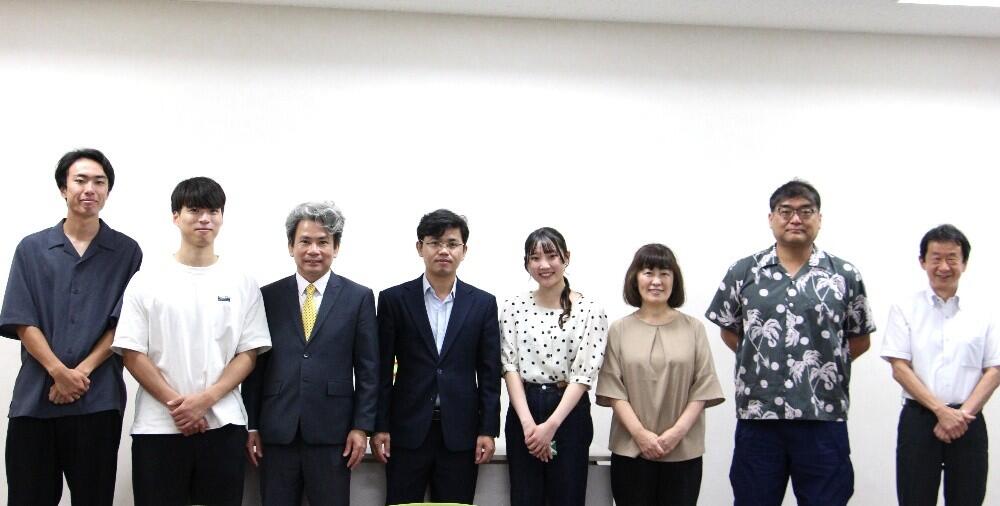学生、関係者ら集合写真