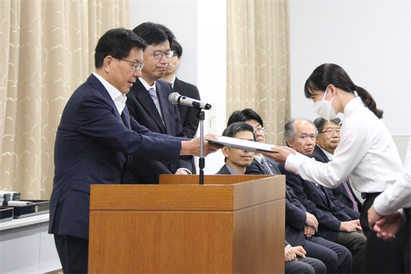 表彰状を受け取る様子
