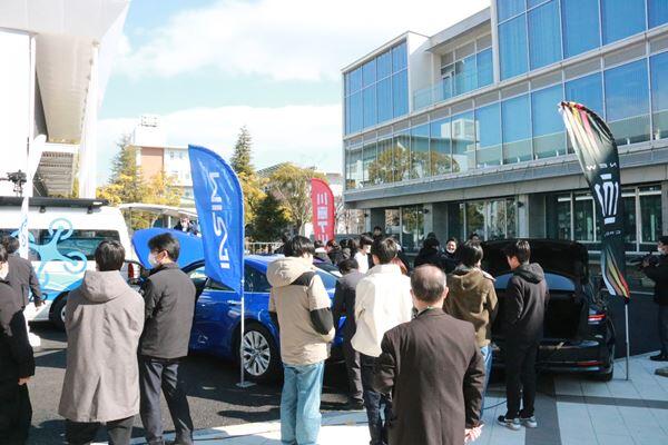 会場外の展示を見学する学生たち