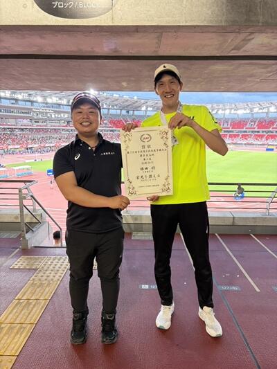 賞状を持つ勝田さん