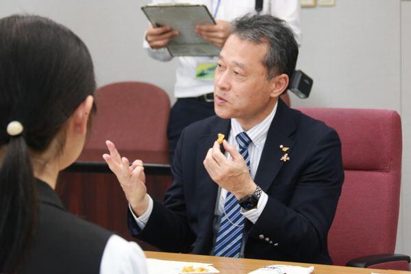 試食風景（一見三重県知事）