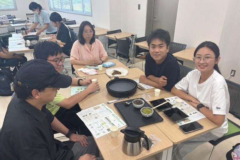 ほうじ茶と煎茶の飲み比べの様子