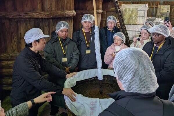 伊勢蔵見学の様子