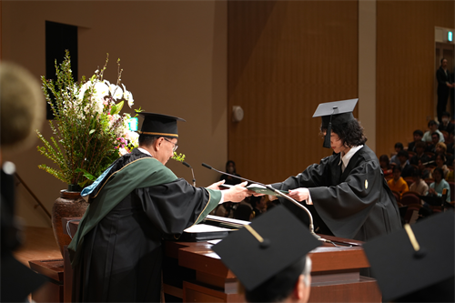 三重大学学位記授与式の様子