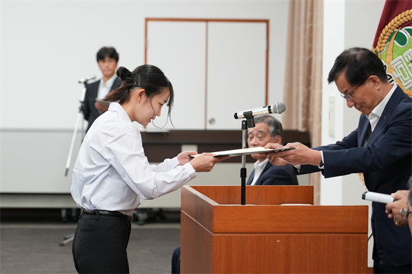 表彰状を受け取る様子