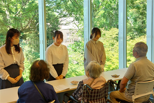 茶道部学生による呈茶の様子