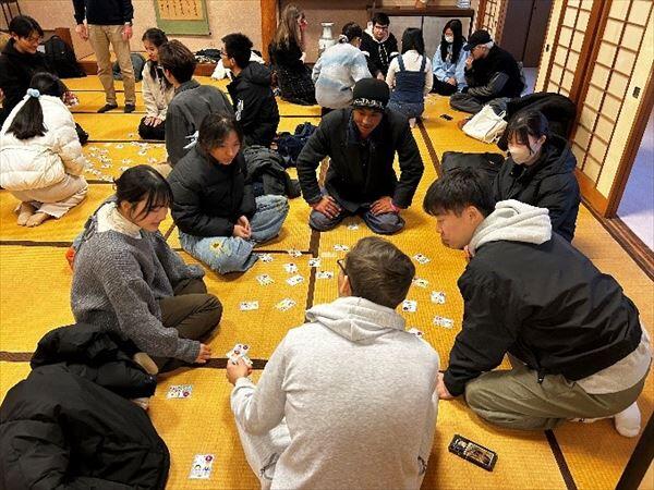 カルタ取りをする様子