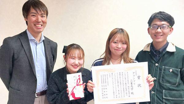 左から 担当教員の藤山准教授、鷲見さん、辻本さん、高木さん