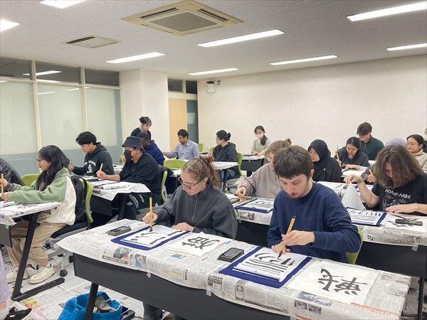 留学生が書道する様子