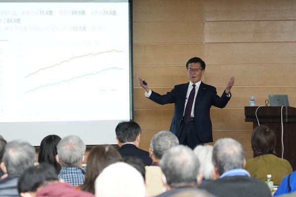 講演する伊藤学長