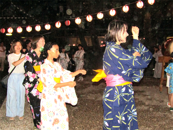 盆踊りの様子