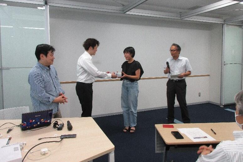 副賞を贈呈する様子