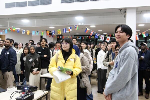 チーム対抗で行われたクイズ大会の様子