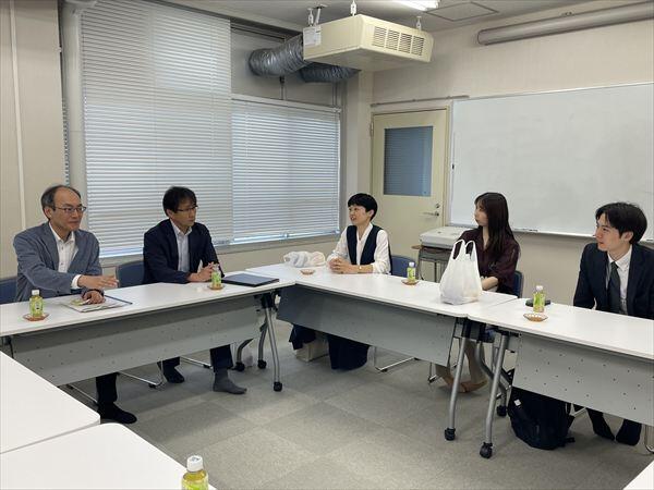 冨樫健二副理事や岡野昇附属学校企画経営室長らとの意見交流の様子