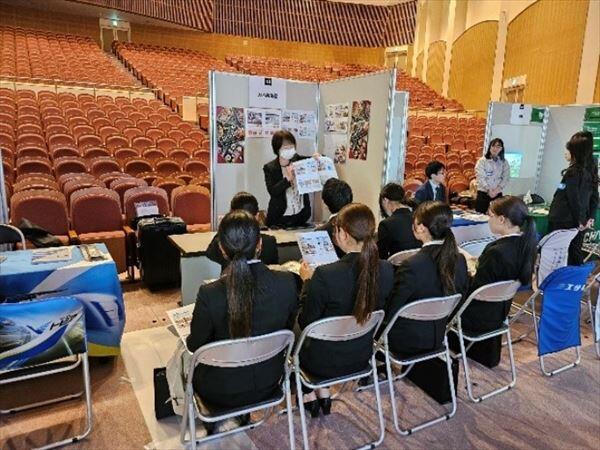 企業の説明を聞く学生の様子