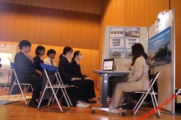 企業の説明を聞く学生の様子