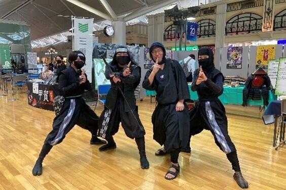 ニンジャの格好をして集合写真