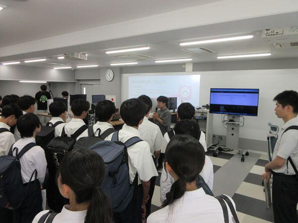 数理・データサイエンス館での最新VR機器の紹介