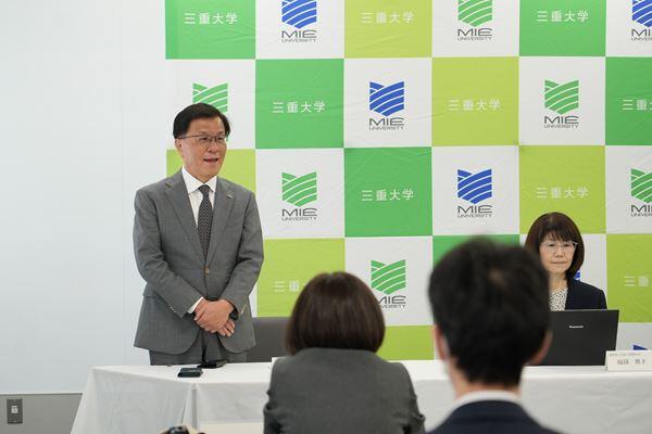 伊藤正明 学長（左）、福録恵子 副学長（広報／国際担当）・副理事（右）からの発表