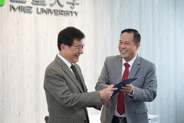 伊藤学長とホーチミン市師範大学の学長