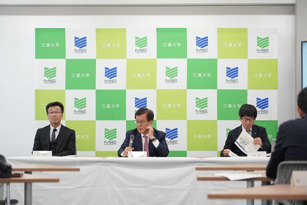 （左）荒木秀訓 四日市市副市長、（中央）伊藤正明　学長、（右）金子聡 理事（研究・社会連携/グローバル化担当）・副学長からの発表
