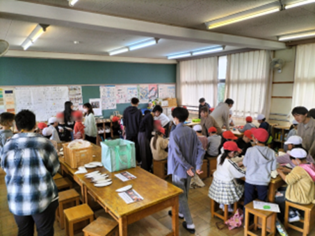 20251114_大学生たちが小学校でものづくり体験を実施（青木先生） (1)