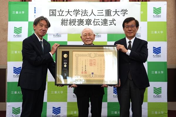 ご寄附いただいた箕浦さん（写真中央）、伊藤学長（同右）、織田島事務局長（同左）