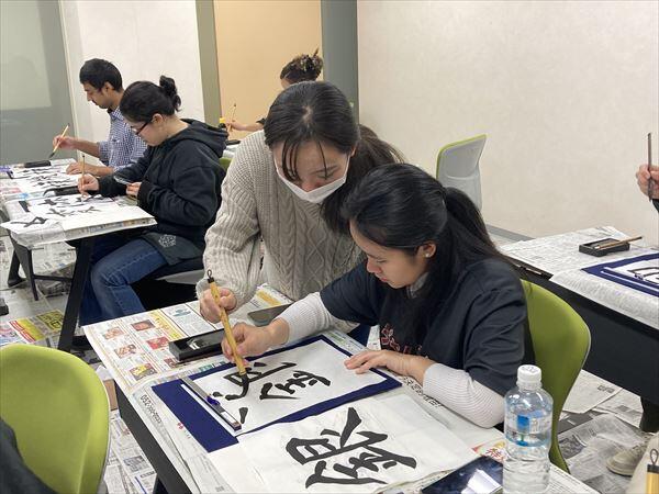 留学生が書道する様子