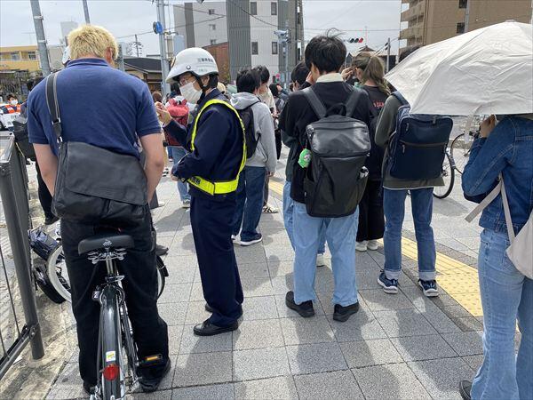 警察の方による交通安全指導の様子