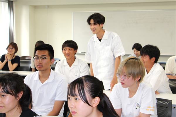 発表を聞く松阪高校の生徒