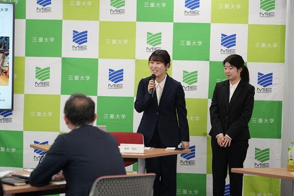 （左）砂原 菜々美（教育学部2年）、（右）高原 優佳（教育学部2年）からの発表