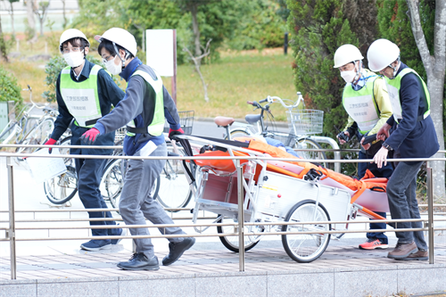 前年度訓練の成果をもとに今年度から導入した担架付きリヤカー