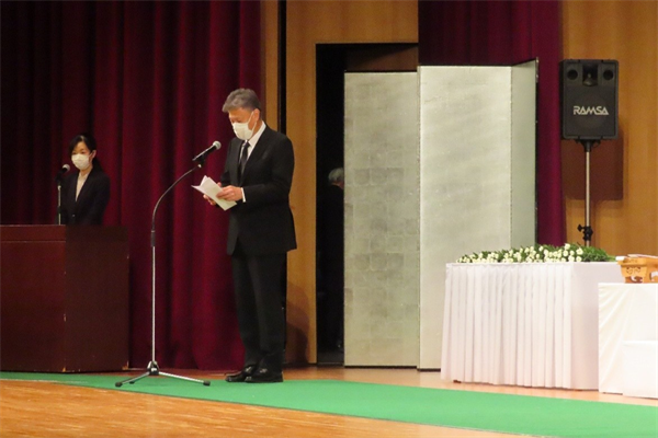 御礼の挨拶を述べる平山医学部長