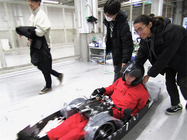 レースの裏側の様子