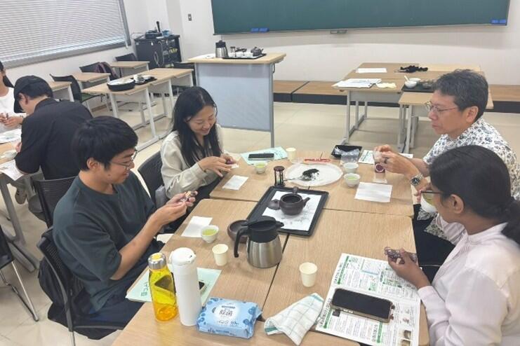 お茶の入れ方を学ぶ様子