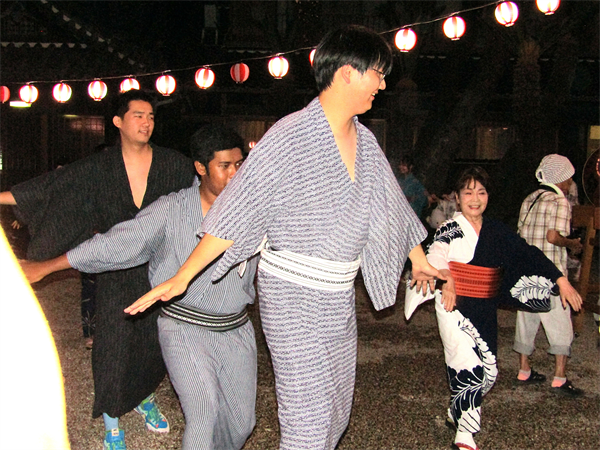 盆踊りの様子