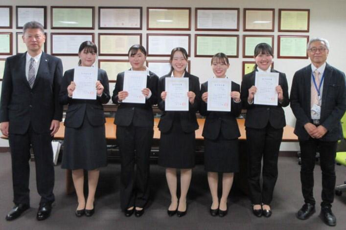 三重大学 | 2024年度医学部長表彰が5人の4年生に授与されました