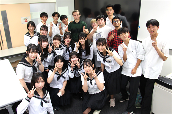 留学生と松阪高校の生徒ら集合写真