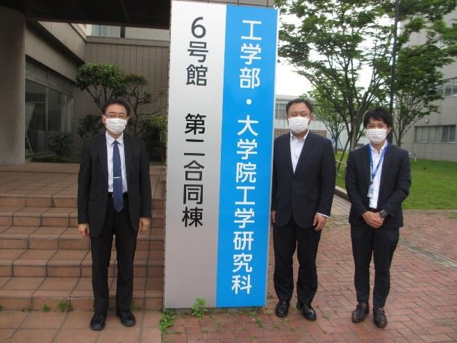 工学部6号館前で集合写真