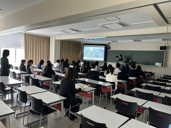 三重大学の情報について説明を受ける浪速高校のみなさま