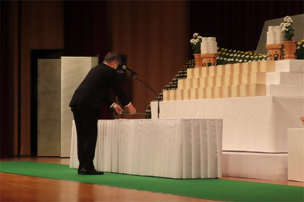 献花を行う参列者