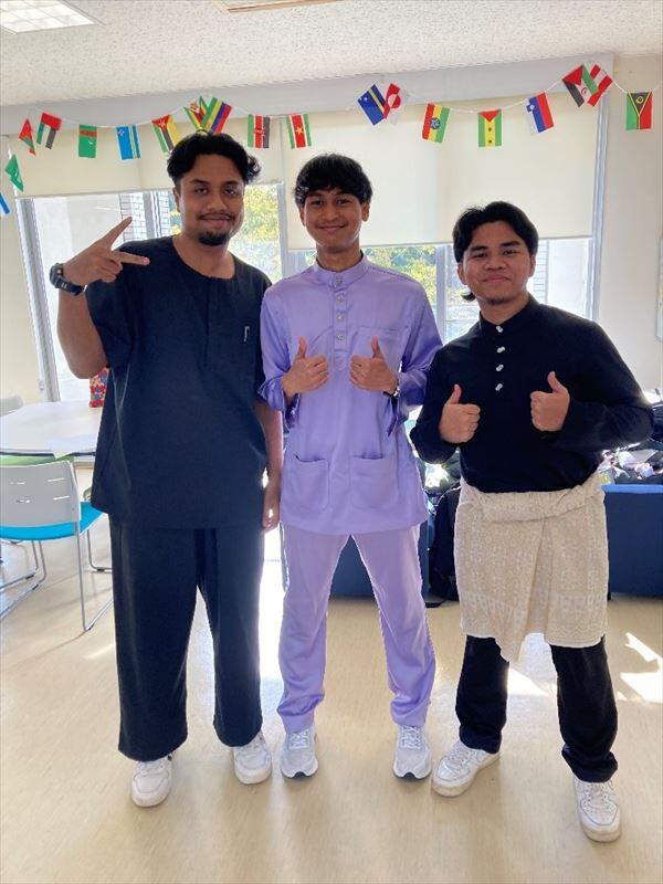 パーティーを楽しむ留学生