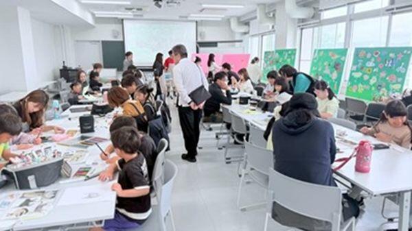 春のアート体験ワークショップでの制作のようす(三重大学教育学部)