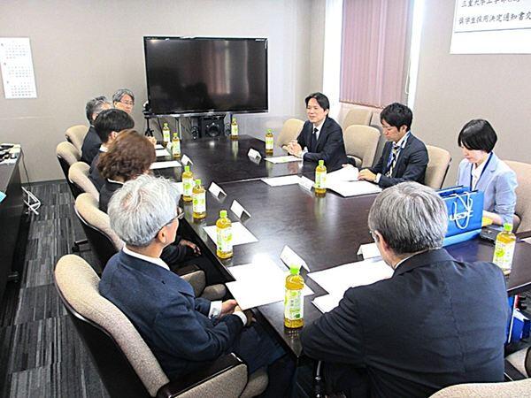 「三重大学工学部USJC奨学金」奨学生採用決定通知書交付式