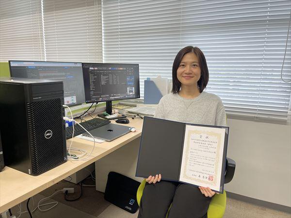 賞状を持つAphitchaya Siriwanitpong さん