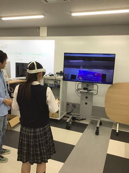 ドローンの操縦体験の様子