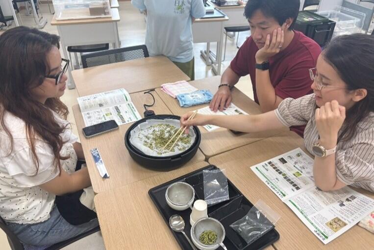 茶葉を焙煎する様子