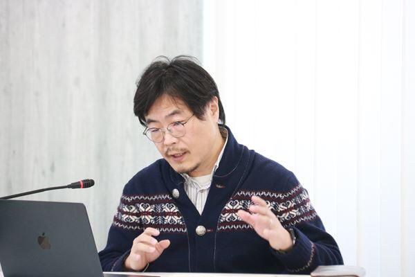深井英喜センター長