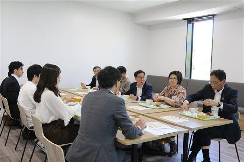 学生と昼食を囲んで懇談